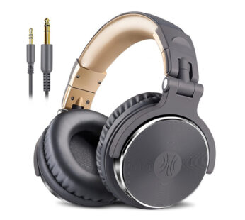 Wired headphones with large earmuffs